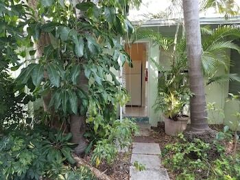 Hotel Alexander Palms Court
