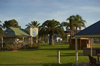 Aparthotel Adelaide Shores Resort