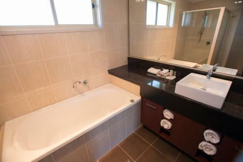 Best Western Plus All Settlers Motor Inn