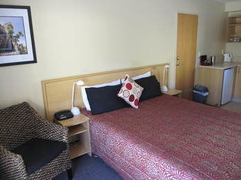 Alhambra Oaks Motor Lodge
