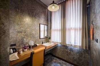 Yellow Pillow Hotel
