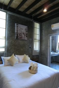 Yellow Pillow Hotel
