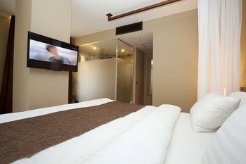Hotel Juliet Rooms & Kitchen