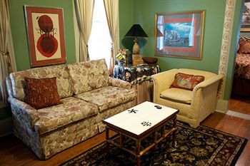 Arbor House Suites Bed And Breakfast