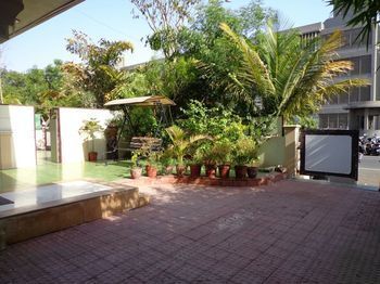 Residencia 10 Blossoms Hospitality Services