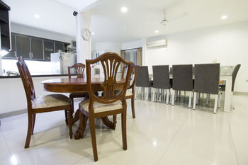 Hotel Reddoorz @ Tendean