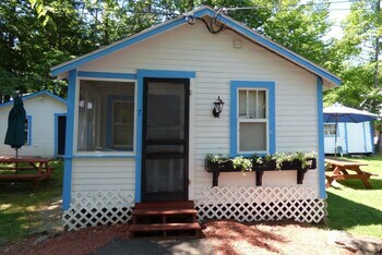Weirs Beach Motel And Cottages