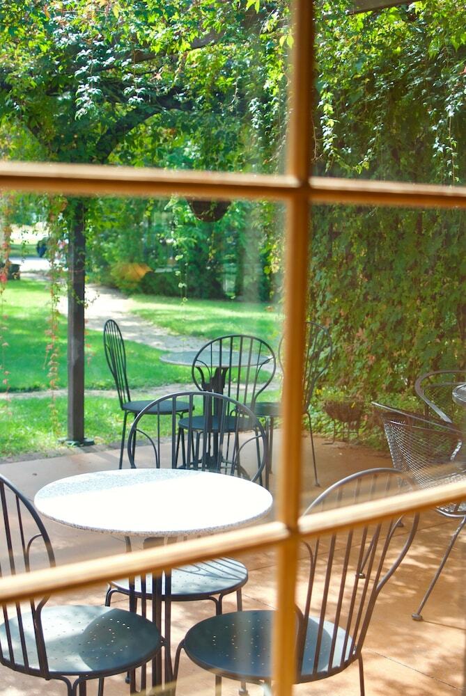 Hostal Settlement Courtyard Inn & Lavender Spa