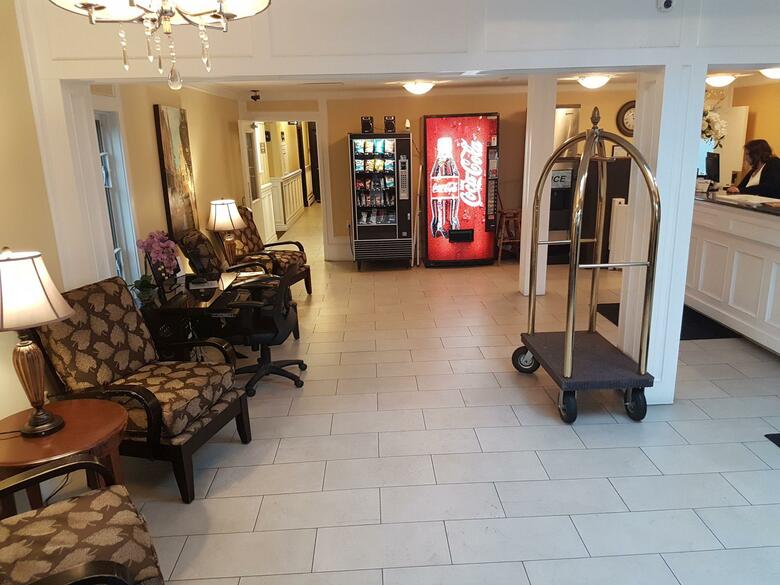 Hotel Arbutus Inn