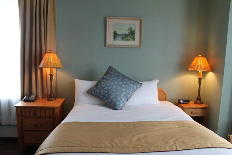 James Bay Inn Hotel & Suites