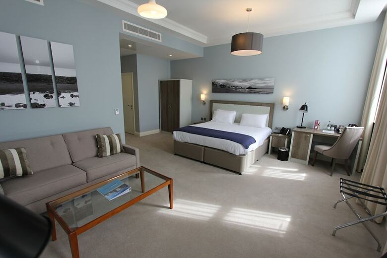 Yarrow Hotel