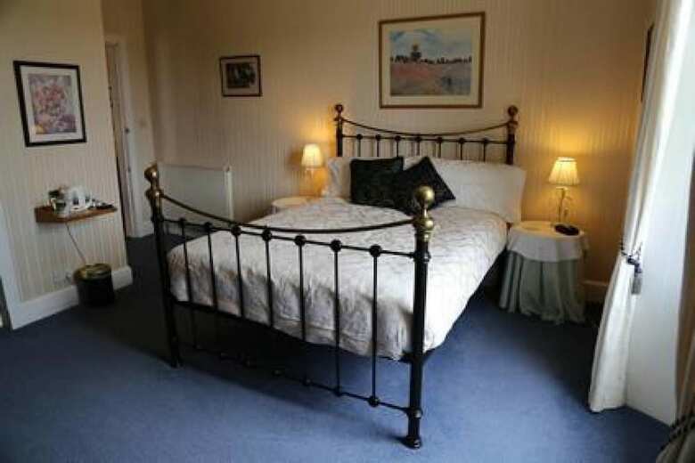 Hostal The Pines Guesthouse