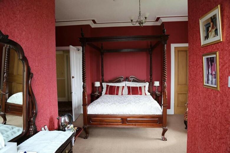 Hostal The Pines Guesthouse