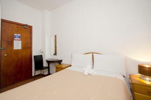 Hostal Bridge House Guest House