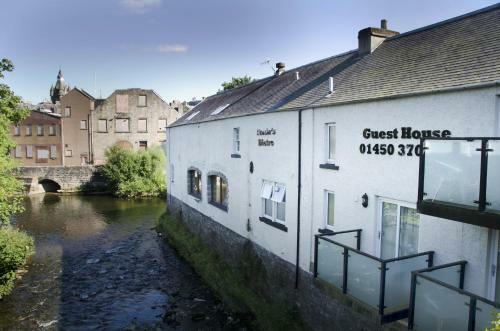 Hostal Bridge House Guest House