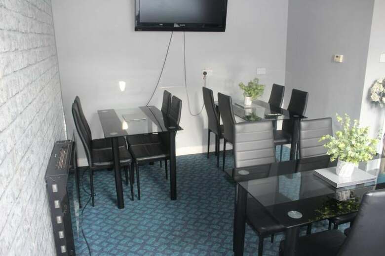 Hostal The Vale Hotel