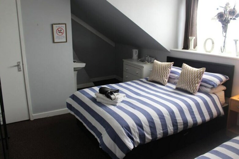 Hostal The Vale Hotel