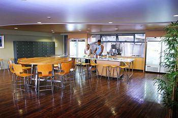 Gilligan's Backpackers Hotel And Resort