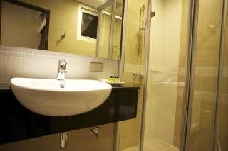 Hotel April Suites