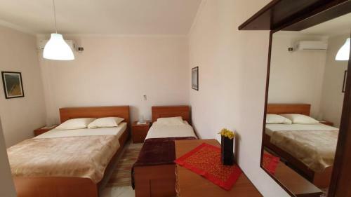 Hostal Ilir Guest House 1