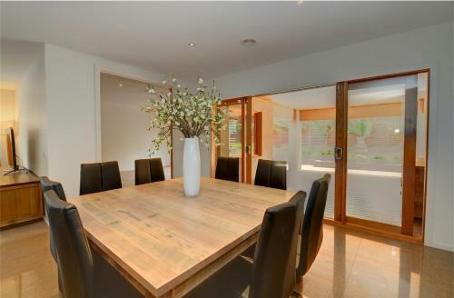 Newington Lakehouse