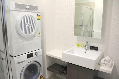 Whitehorse Apartments Hotel