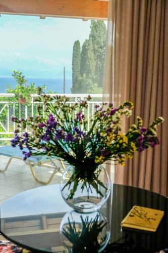 Brentanos Apartments - View Of Paradise