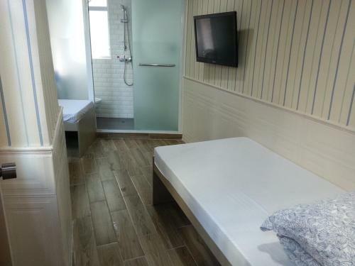 Hostal K & B Hostel