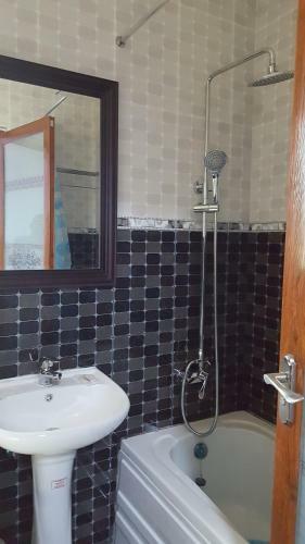 Hostal White City Inn