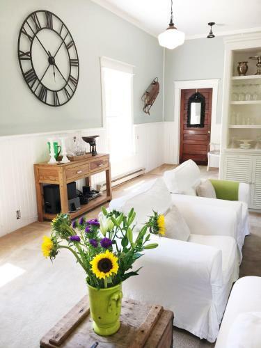Picturesque School House Retreat