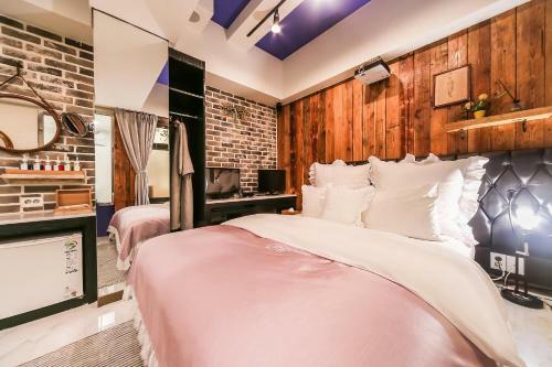February Hotel Susung