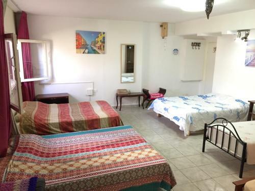 Hostal White City Beach Guesthouse