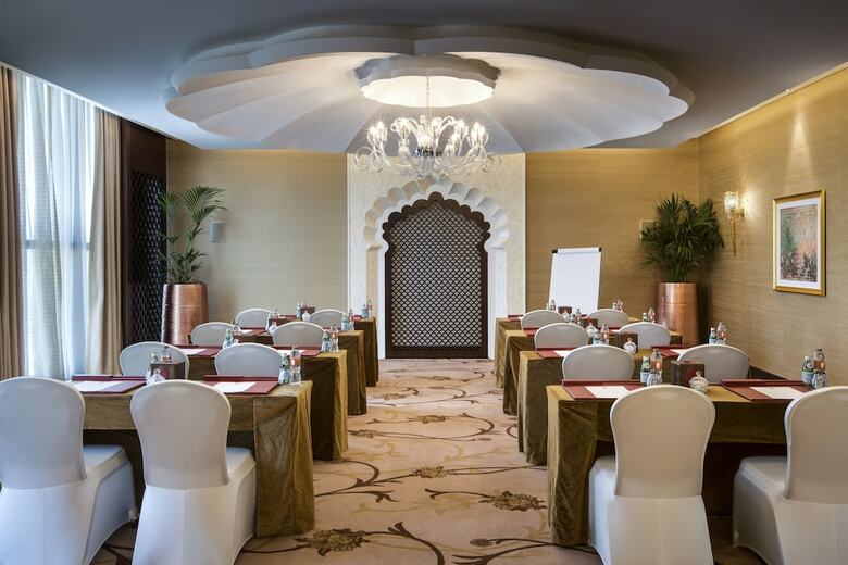 Bab Al Qasr Hotel