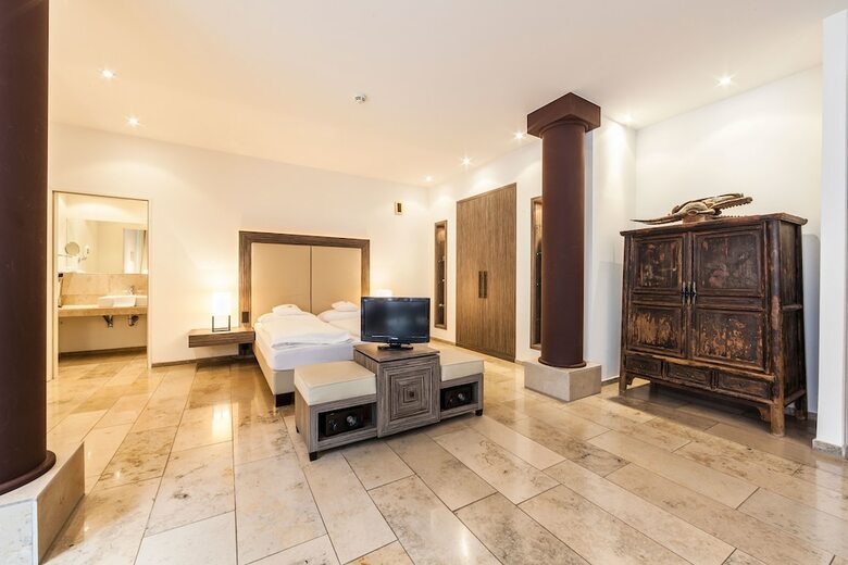 Hotel Burns Art & Culture