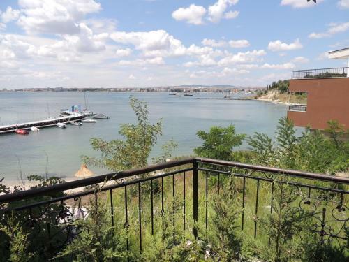 Single Apartments In Akrotiria
