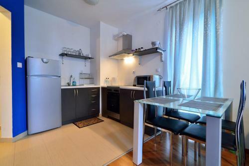 Lazykey Suites - Cozy Apartment With Mountain View