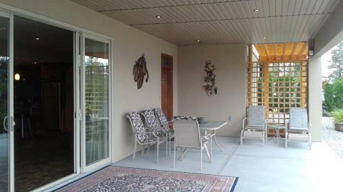 Above Naramata Bed & Breakfast