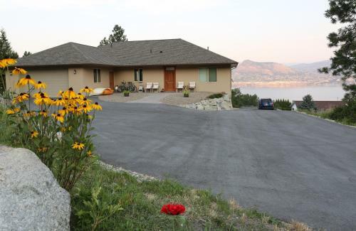 Above Naramata Bed & Breakfast