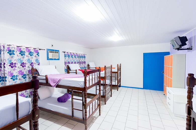 Cabanas Hostel & Suites
