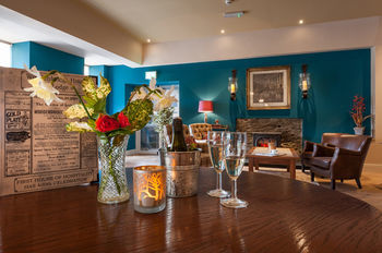 Woodenbridge Hotel & Lodge