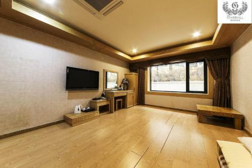 Gunsan River Hill Tourist Hotel