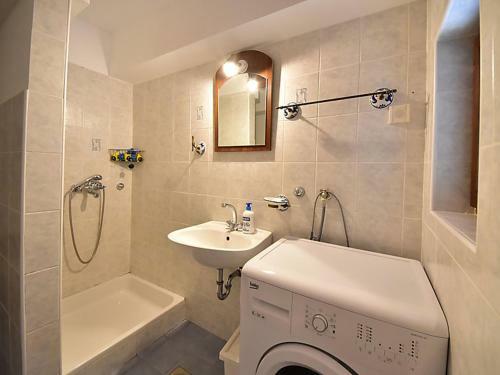 Ladeti 30 St. Home