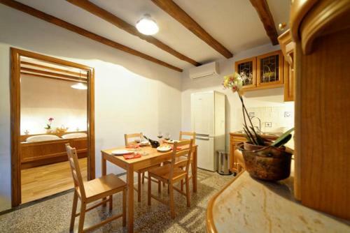 Ladeti 30 St. Home