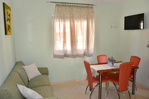 Apartments With A Parking Space Makarska - 6720