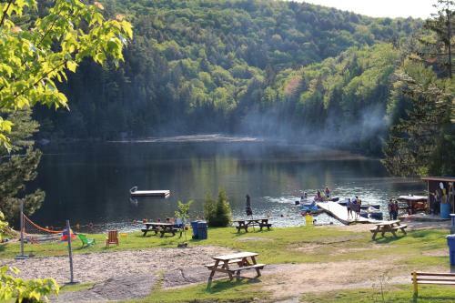 Yourtes Et Huttes Du Lac Castor