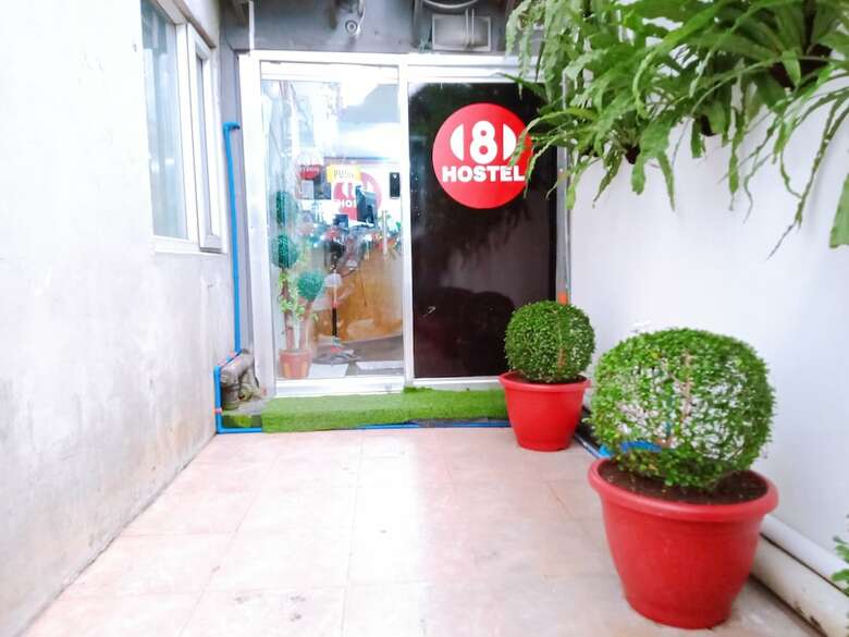 8hostel