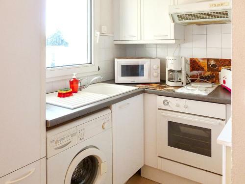 Sunny 1-bedroom Apartment With Pool