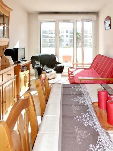 Sunny 1-bedroom Apartment With Pool