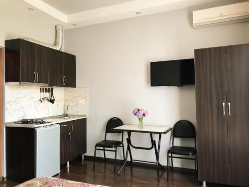 Hostal Guesthouse Abashidze 4