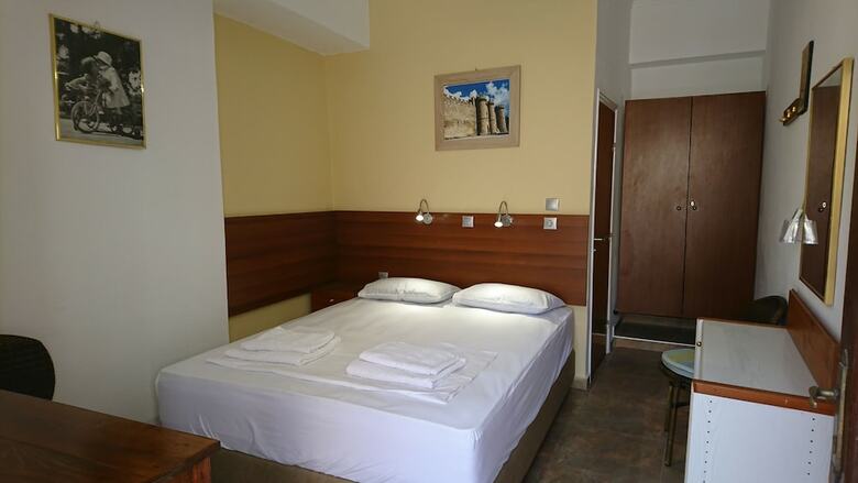 Hostal Eleni Rooms